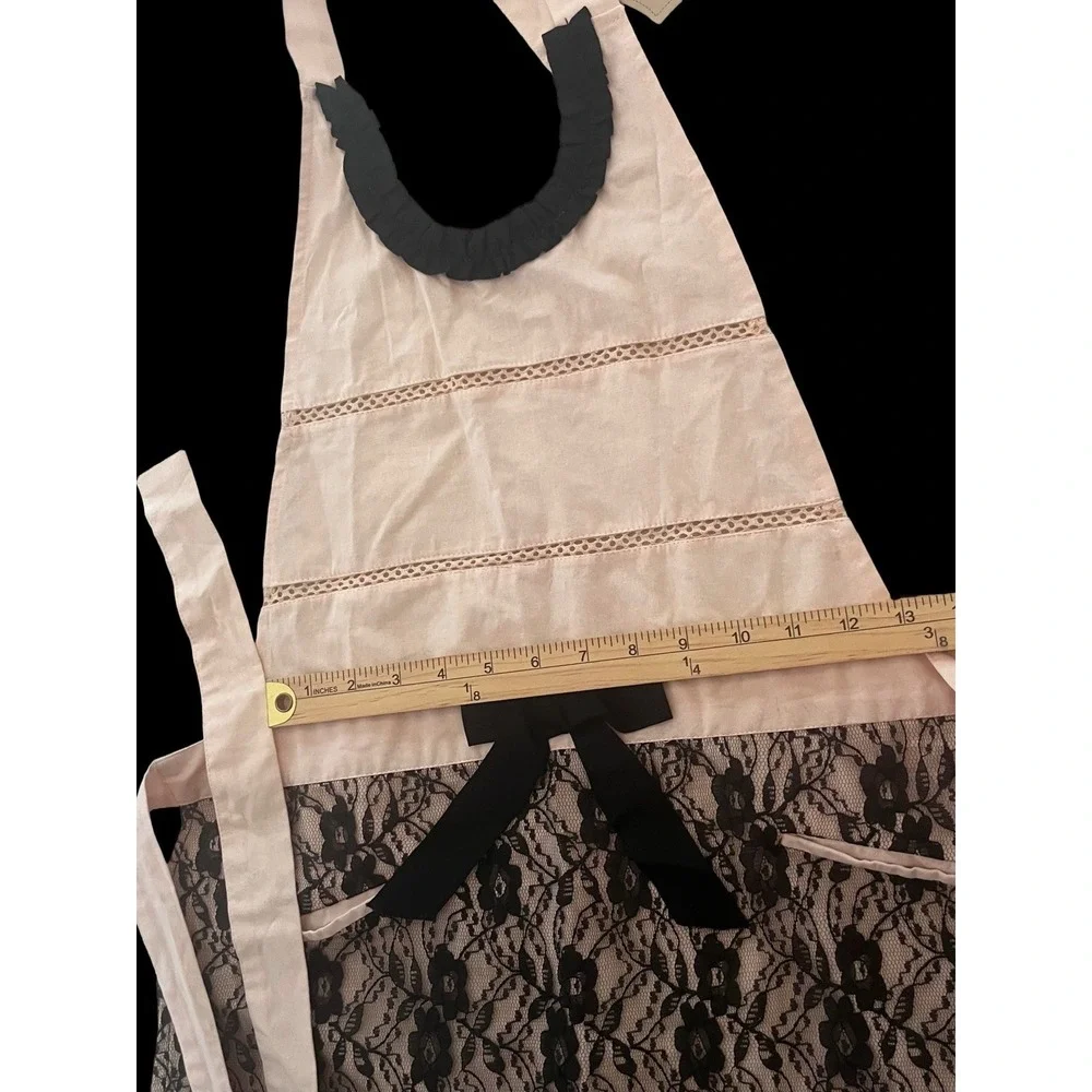 Sur la table Apron‎ NWT Pink With Black Lace Detail and Pockets.
